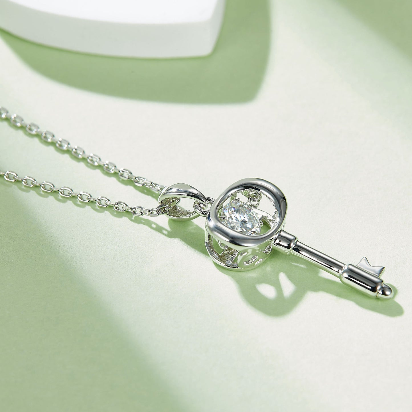 Moissanite pendant with rotating brilliance on a silver chain(GZMSYP-OLDI)