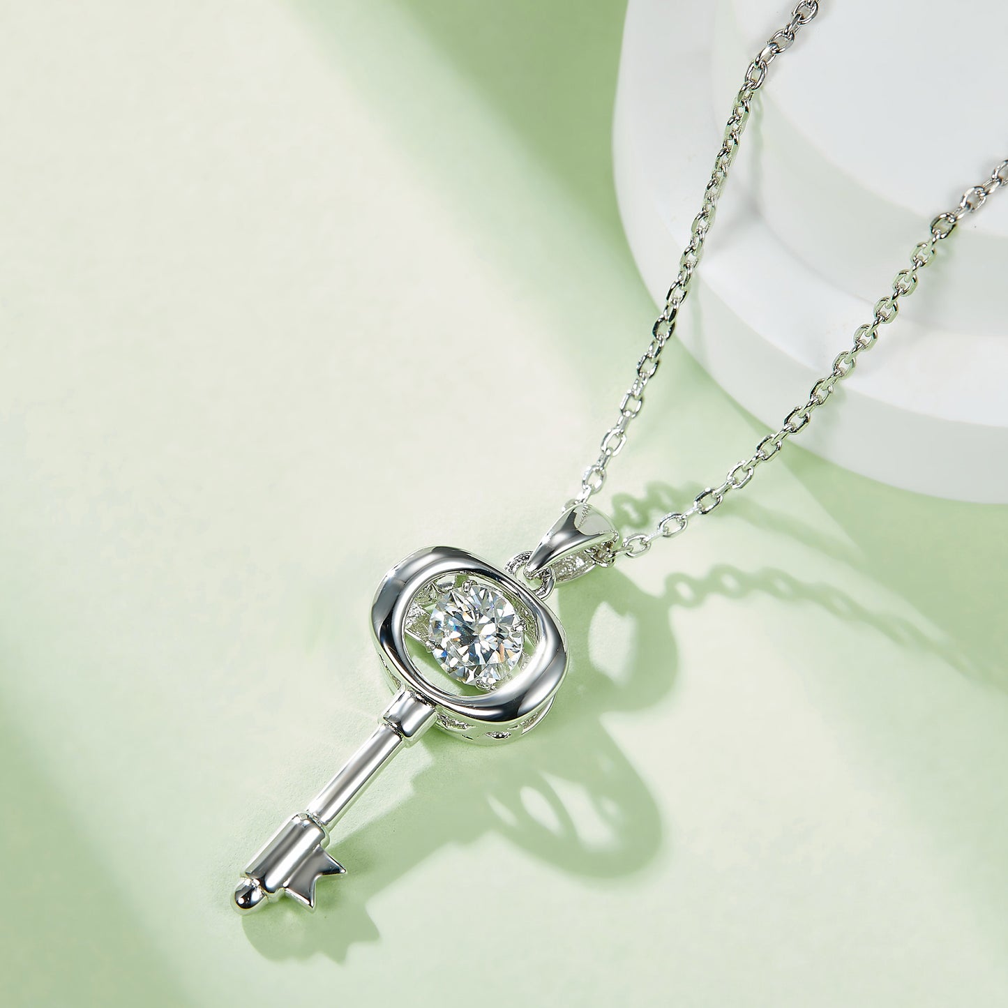 Moissanite pendant with rotating brilliance on a silver chain(GZMSYP-OLDI)