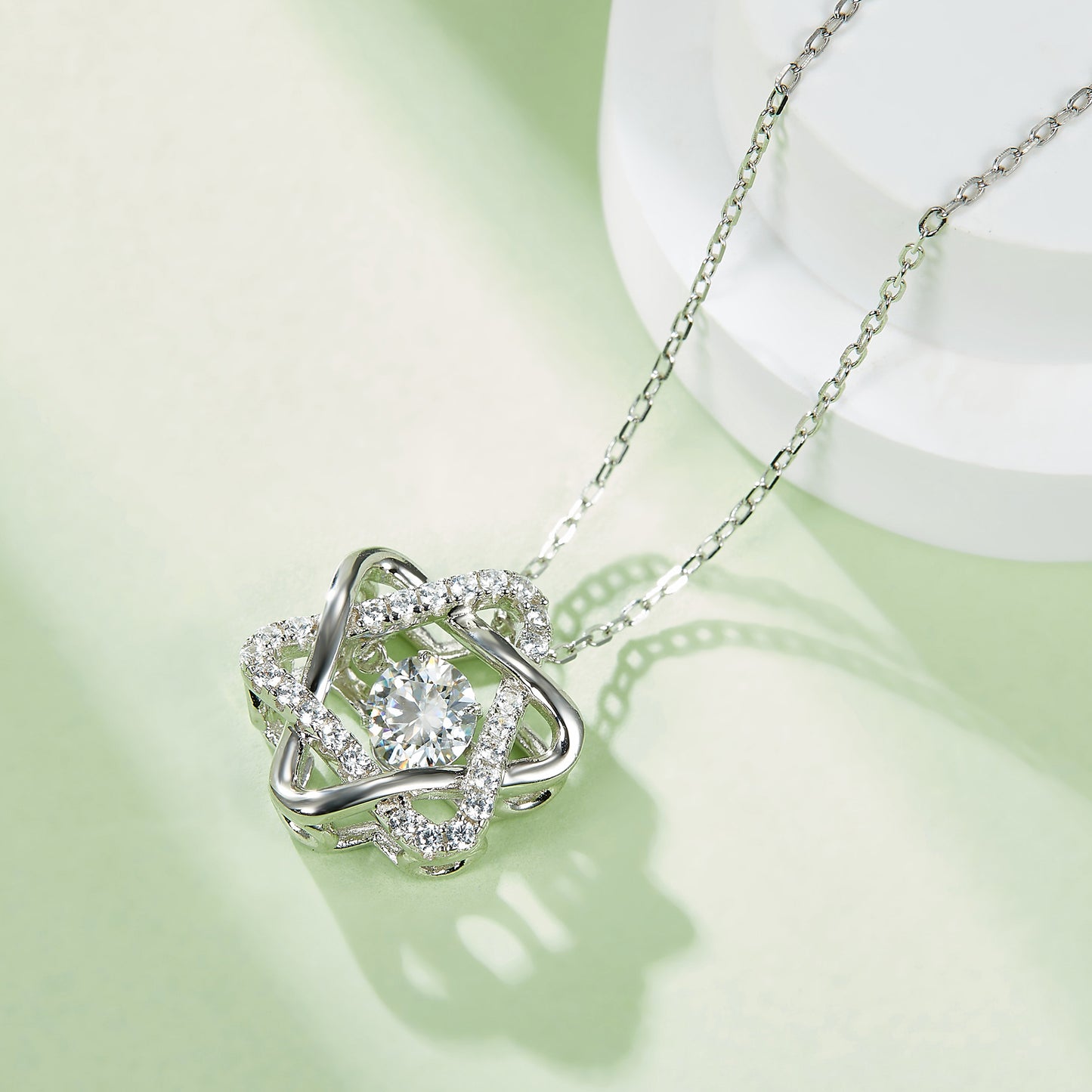 The Spin of Luxury: Motion of a Moissanite Necklace(GZMSYP-OLDS)