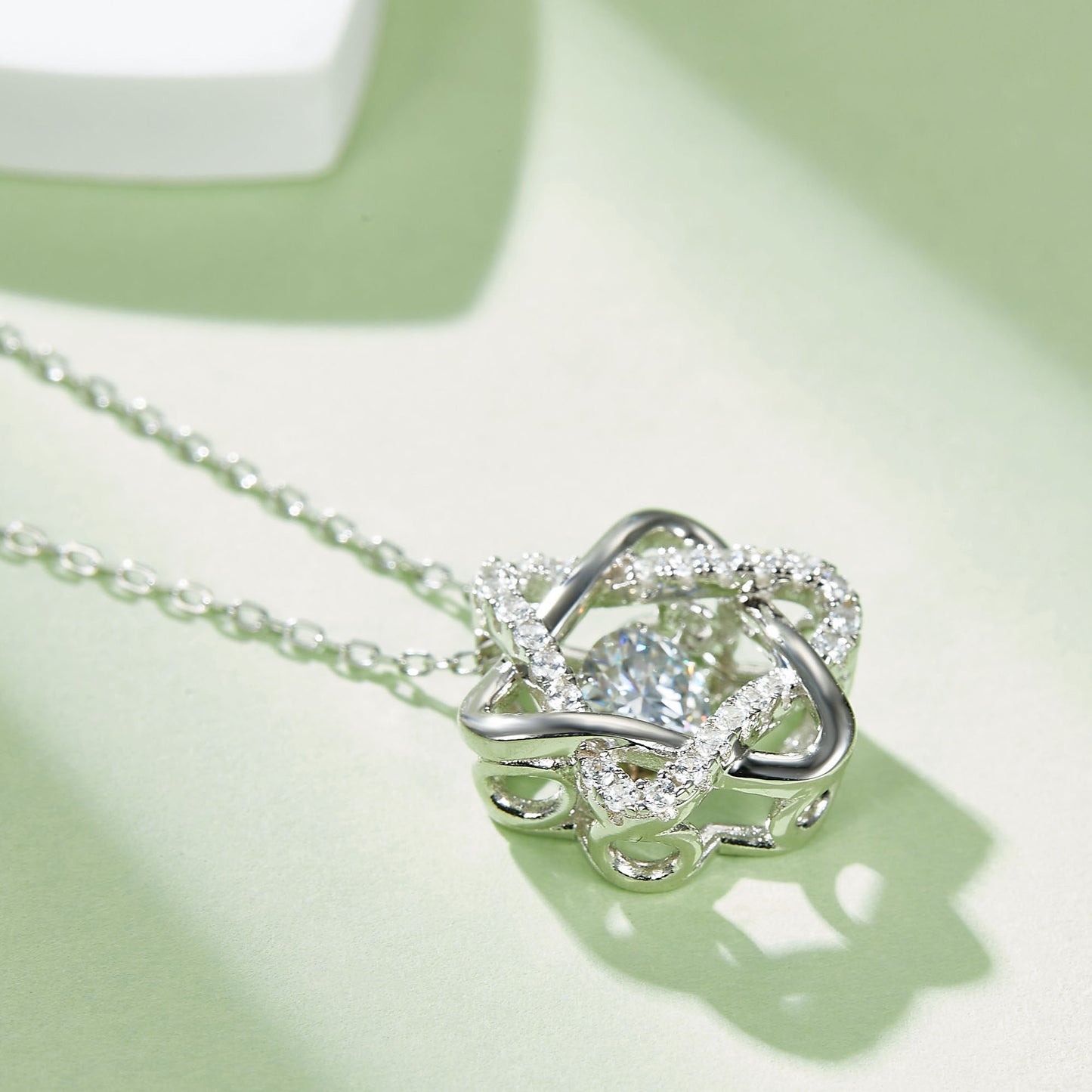 The Spin of Luxury: Motion of a Moissanite Necklace(GZMSYP-OLDS)