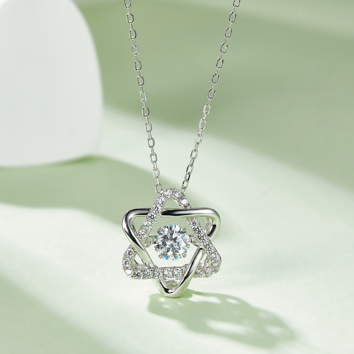 The Spin of Luxury: Motion of a Moissanite Necklace(GZMSYP-OLDS)